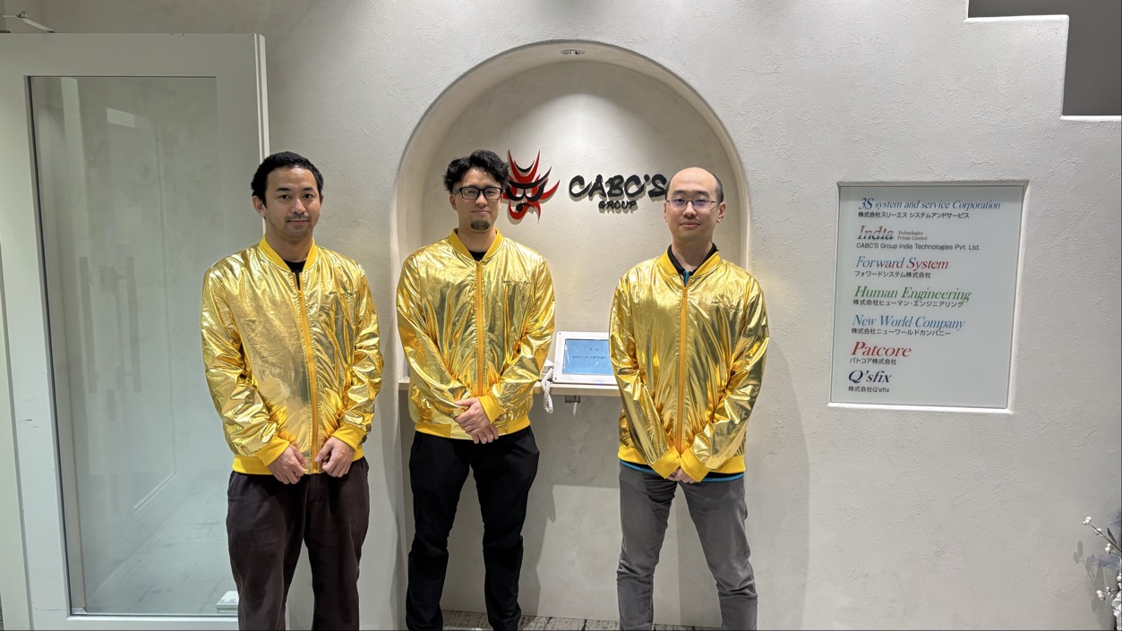 ゴールデンジャケットを身にまとった受賞者3名の画像
